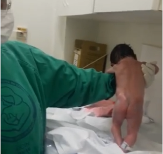 Imagini cu un bebeluş care încearcă să meargă imediat după ce a fost născut, virale pe reţelele de socializare. VIDEO