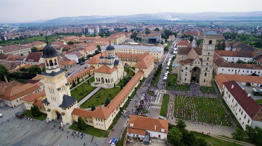 Alba Iulia: 1.500 de copii au participat la cel mai mare dans sincron şi au creat cea mai mare inimă tricoloră din România - FOTO