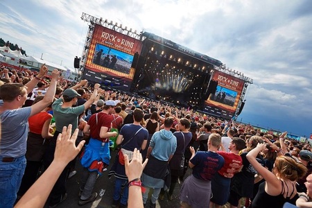 Festivalul Rock am Ring din Nurnberg, suspendat din cauza unei ameninţări teroriste. Organizatorii spun că evenimentul va continua sâmbătă conform planului