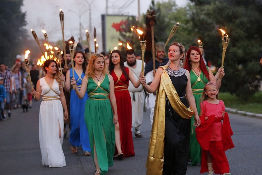 Mii de buzoieni au asistat la parada cu torţe a dacilor şi romanilor, la prima ediţie a festivalului Buzău Fest - FOTO