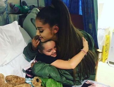 Universal Music, Spotify, Twitter şi YouTube au făcut donaţii pentru victimele atentatului de la Manchester. Grande i-a vizitat la spital pe fanii răniţi