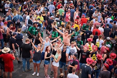 Festivalul Rock am Ring va continua sâmbătă conform planului. Ameninţarea teroristă nu a fost confirmată de poliţie