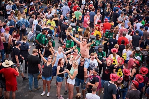 Festivalul Rock am Ring va continua sâmbătă conform planului. Ameninţarea teroristă nu a fost confirmată de poliţie