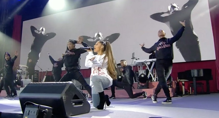 Ariana Grande şi-a reluat turneul la Paris, după atentatul de la Manchester, în condiţii de maximă securitate