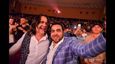 Concert de manele cu sala în picioare, la finalul proiecţiei documentarului ”Regii manelelor” de la TIFF. Dan Bursuc: Cluj, de la anul vom fi permanent alături de voi - VIDEO