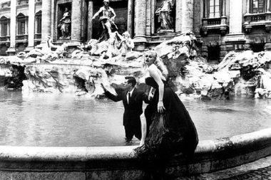Turiştii care vor încerca să se răcorească în fântânile vechi din Roma vor fi amendaţi cu 240 de euro