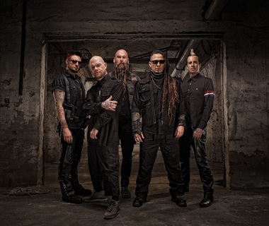 Show haotic Five Finger Death Punch, în Olanda. Solistul şi-a anunţat retragerea din trupă, după o bătaie în culise. VIDEO
