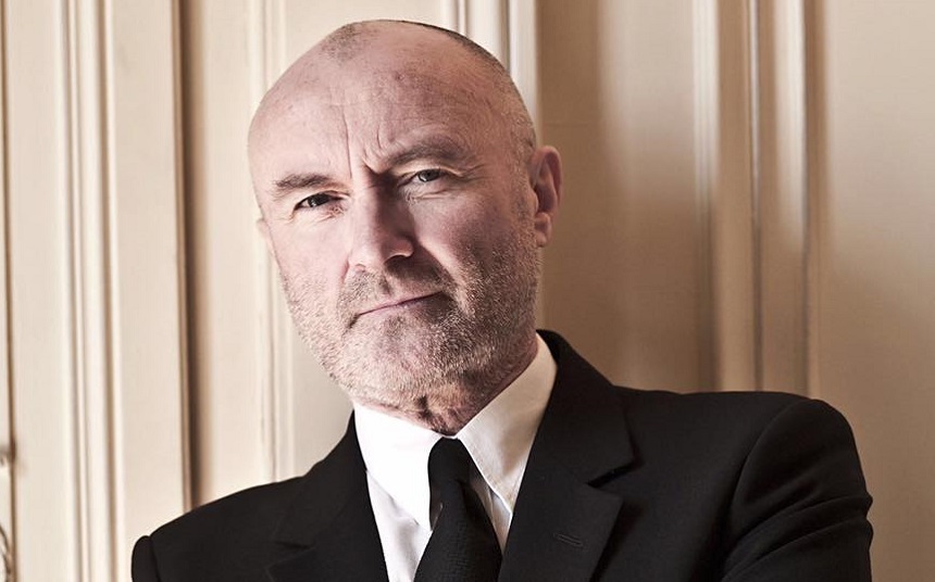 Cântăreţul Phil Collins a revenit pe scenă cu un bandaj pe frunte după ce a alunecat într-o cameră de hotel în urmă cu patru zile