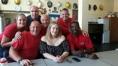 Adele le-a făcut o vizită surpriză pompierilor care au stins incendiul de la Grenfell Tower