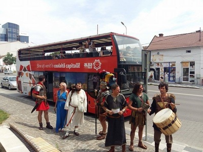 Autobuz plin cu daci şi romani, pe străzile din Alba Iulia în debutul unui festival dacic - FOTO
