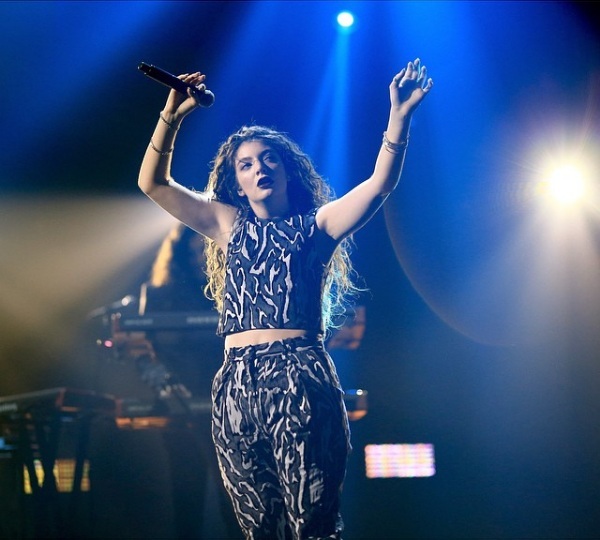 Albumul ”Melodrama” lansat de cântăreaţa Lorde a ajuns pe primul loc în topul Billboard 200