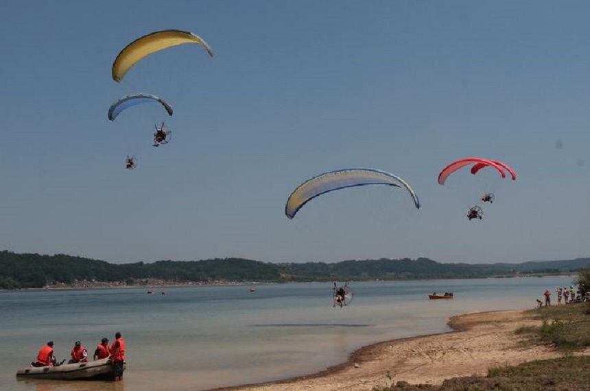 Pilotaj aerian şi nautic, karting, tiroliană şi spectacole la Zilele Lacului Surduc, în Timiş