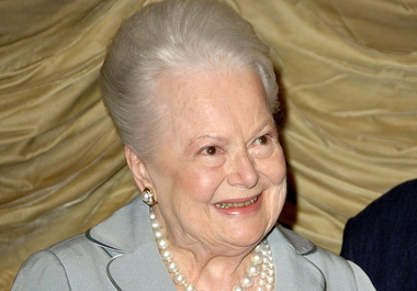 Olivia de Havilland, care împlineşte 101 ani, a dat în judecată FX Networks pentru modul în care este prezentată în serialul ”Feud: Bette and Joan”