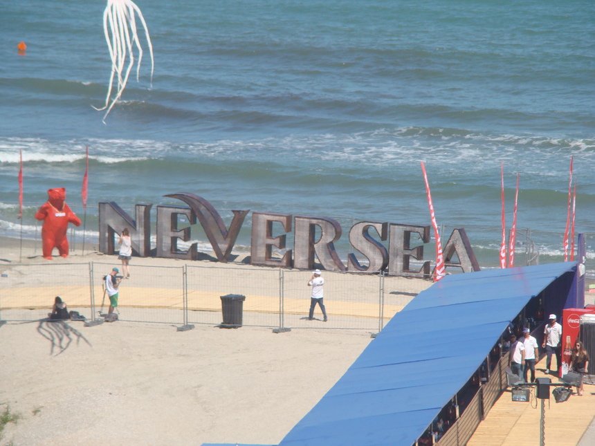 Organizatori Neversea: Peste 47.000 de oameni pe plaja din Constanţa, în prima a zi a festivalului
