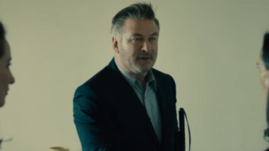 Alec Baldwin, în rolul unui orb în filmul "Blind". Asociaţiile care sprijină persoanele cu handicap au reacţionat 