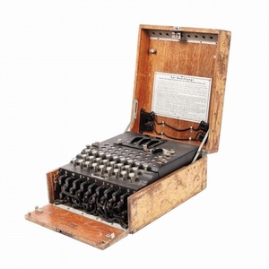 Maşina de criptat "Enigma", cumpărată cu 100 de euro de la un târg de vechituri, s-a vândut la Artmark cu 45.000 de euro