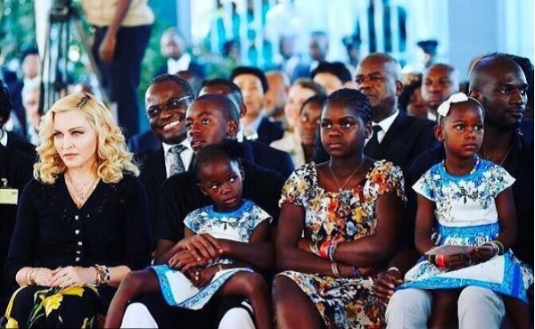 Madonna a inaugurat un centru de pediatrie în sudul Africii împreună cu cei patru copii adoptaţi din Malawi