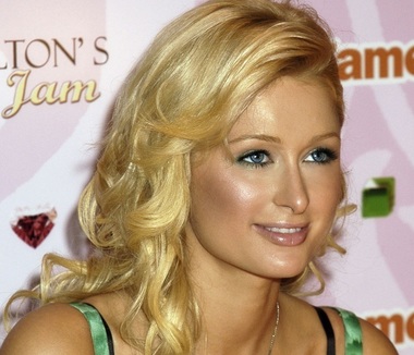 Paris Hilton revine în muzică, după mai mult de un deceniu de la apariţia albumului ei de debut