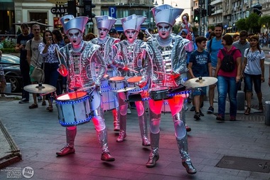 Parada ”B-Fit in the Street!” - Flori şi fluturi pe catalige, percuţionişti şi ritmuri samba pe Calea Victoriei. VIDEO
