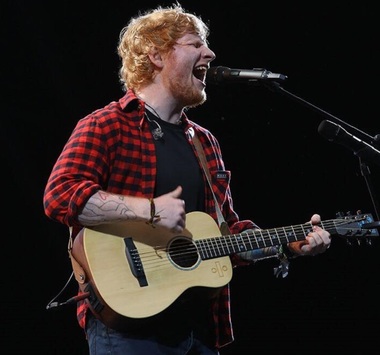 Regizorul episodului din serialul ”Urzeala tronurilor” în care apare Ed Sheeran i-a luat apărarea cântăreţului, după valul de critici la adresa lui: Se potriveşte show-ului