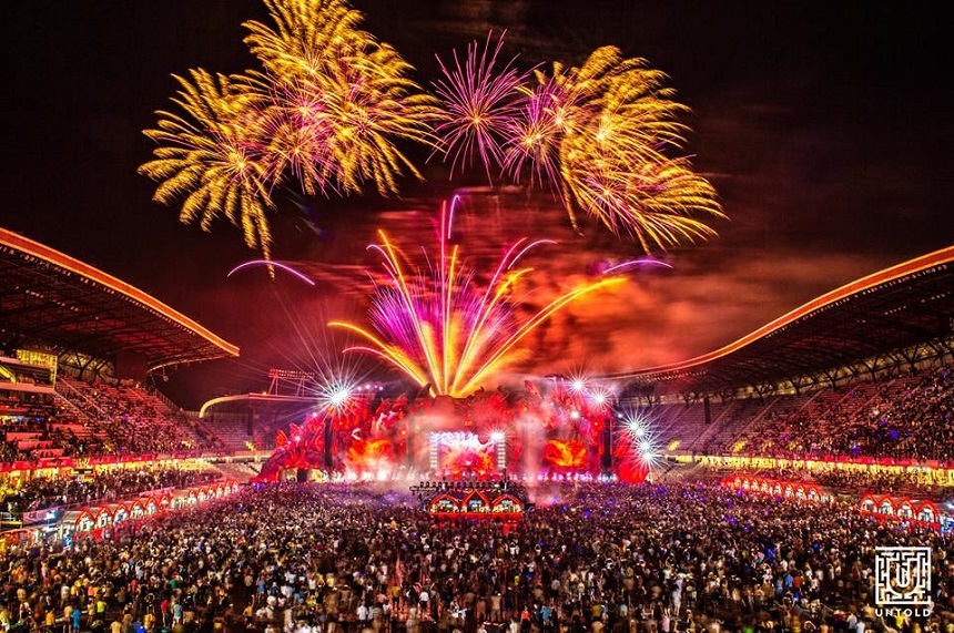 Festivalul Untold - Armin Van Buuren a mixat în faţa a peste 60.000 de persoane timp de patru ore. FOTO & VIDEO