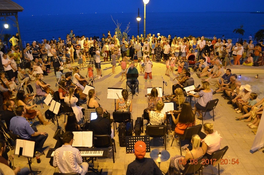 Concert simfonic în timpul unui spectacol de la Delfinariul din Constanţa