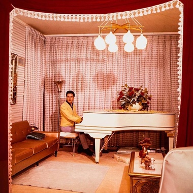 Pianul alb al lui Elvis Presley va fi scos la vânzare pe eBay 