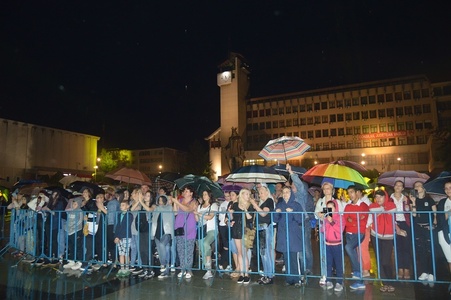 Vaslui: Iris şi Felicia Filip au concertat pe o ploaie torenţială în faţa a sute de spectatori - FOTO