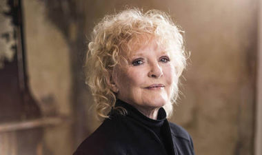 Petula Clark a susţinut, după opt decenii de carieră, primul său concert la un festival în aer liber