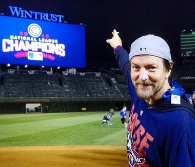 Pearl Jam lansează cine-concertul şi albumul live ”Let's Play Two”, dedicate echipei de baseball Chicago Cubs. VIDEO