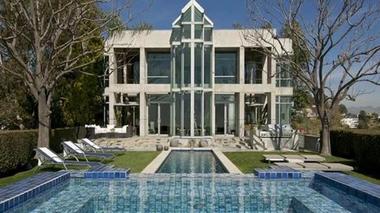 Rihanna a închiriat o ”fortăreaţă” proiectată de arhitectul David Lawrence Grey în Hollywood Hills