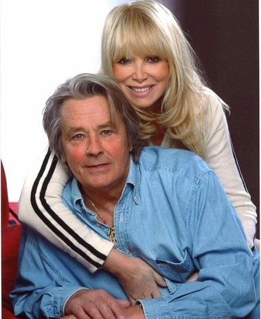 Alain Delon: Mireille Darc era femeia vieţii mele