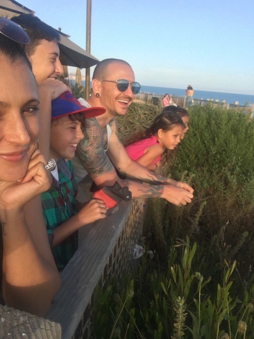 Văduva lui Chester Bennington a publicat ultima fotografie a muzicianului înainte de a se sinucide