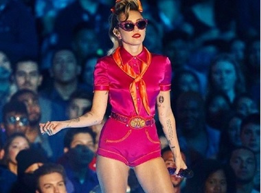 Miley Cyrus a pozat nud pentru un album al fotografului David LaChapelle