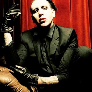 Marilyn Manson, rănit pe scenă la New York de un element de decor - VIDEO