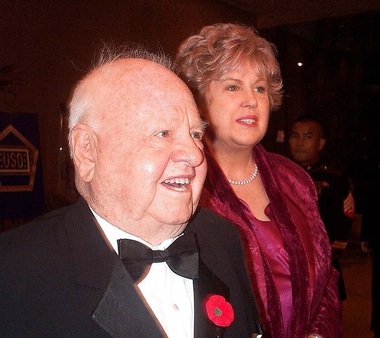 Văduva actorului Mickey Rooney a dat în judecată The Hollywood Reporter după publicarea unui articol despre ultimii ani de viaţă ai artistului