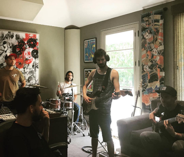 Linkin Park a revenit în studioul de repetiţii şi pregăteşte cu Blink 182 şi Korn un concert-tribut Chester Bennington