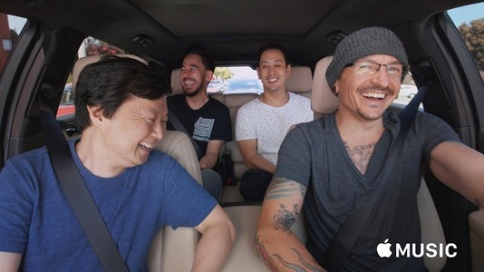 Episodul "Carpool Karaoke" cu Chester Bennington, lansat joi pe Facebook, are peste 5 milioane de vizualizări - VIDEO