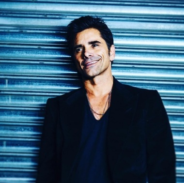 Actorul John Stamos, care a jucat rolul principal în serialul de televiziune ”Grandfathered”, a anunţat că s-a logodit  