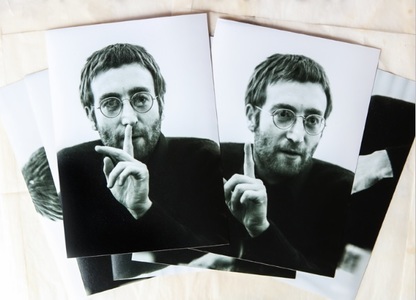 Imagini nemaivăzute cu John Lennon, din 1970, descoperite după ce au fost uitate timp de peste 30 de ani într-un sertar