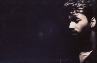 George Michael a revenit pe primul loc în topul britanic al albumelor