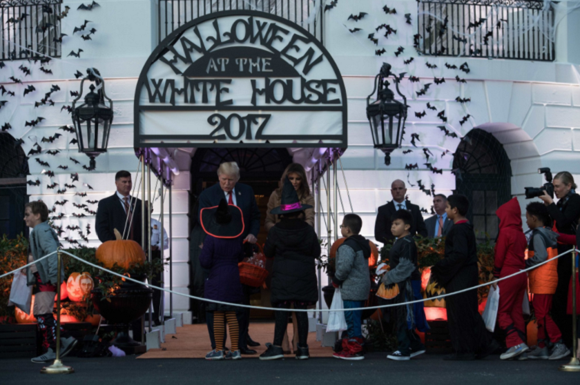 Halloween la Casa Albă: Donald şi Melania Trump au avut 6.000 de invitaţi şi au împărţit dulciuri în ajunul sărbătorii