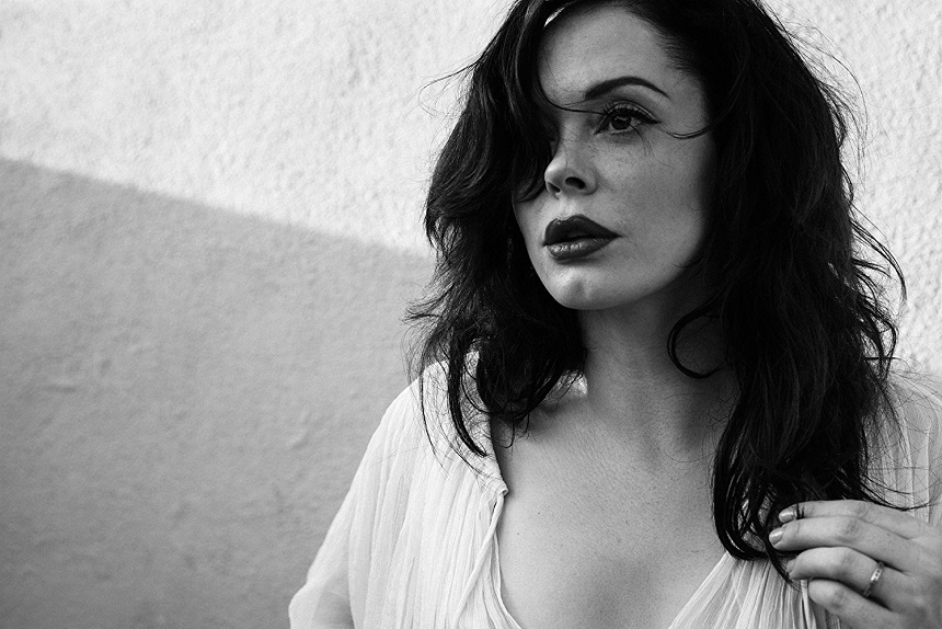 Un mandat de arestare a fost emis pe numele actriţei Rose McGowan, denunţătoare în cazul Weinstein. "Încearcă să mă reducă la tăcere?"