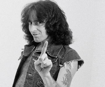 Bon Scott ar fi murit din cauza unei supradoze de heroină şi nu a intoxicaţiei cu alcool

