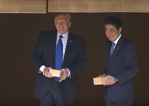 Donald Trump şi prim-ministrul japonez Shinzo Abe au hrănit peşti la Palatul Akasaka din Tokyo - VIDEO
