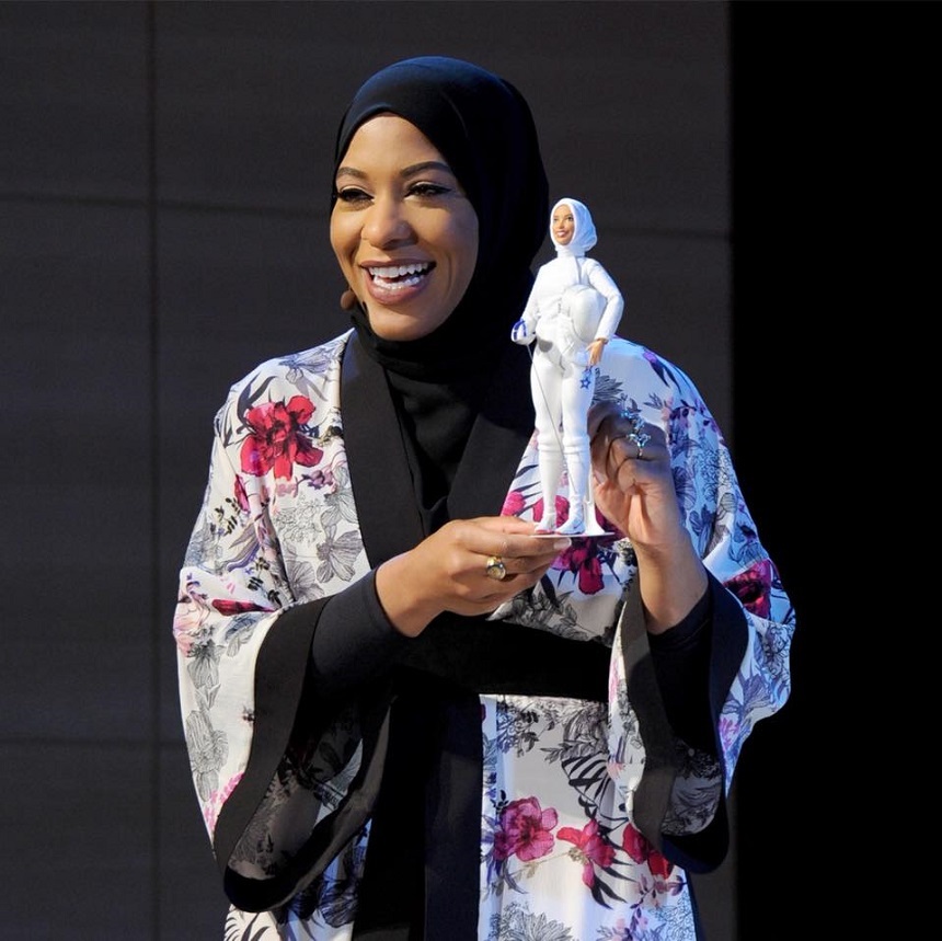 Prima păpuşă Barbie cu jihab, creată după sportiva americană Ibtihaj Muhammad 