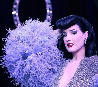 Dita Von Teese, fosta soţie a cântăreţului Marilyn Manson, a lansat un single şi îşi pregăteşte albumul de debut