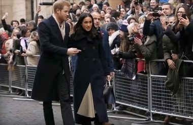 Prinţul Harry şi Meghan Markle şi-au onorat primul angajament oficial. Cuplul a fost întâmpinat de sute de persoane