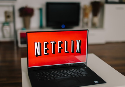 Mai mult de jumătate din timpul petrecut de români pe Netflix este pe televizoare