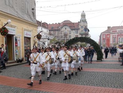 Alaiul colindătorilor a adus tradiţia pe străzile din Timişoara. FOTO